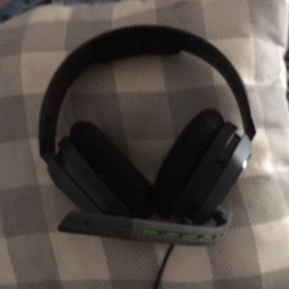 Headphones - Picture 1 of 1